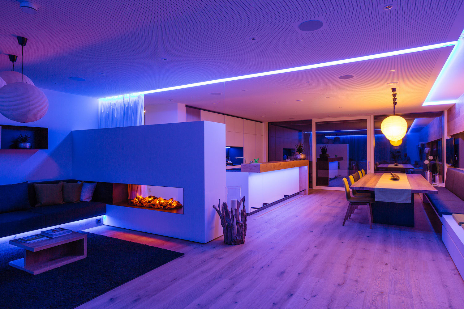 Smart-Home-Beleuchtung in einem modernen Wohnraum